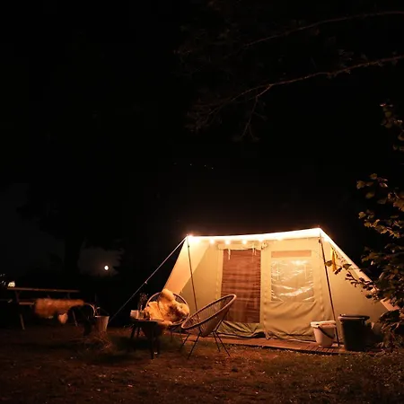 Kampeerbeleving Dijksehoeve 营地 *